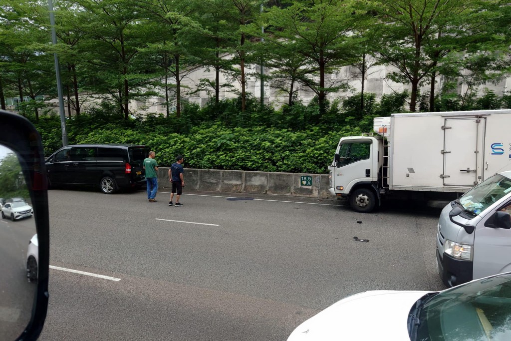 意外後車輛停在路邊。網上圖片