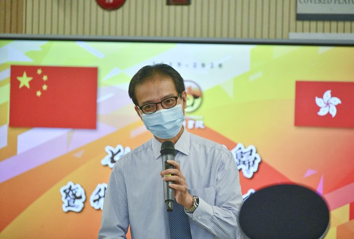 圖為培僑書院校長吳育智。