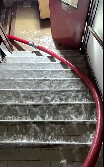 隨着消防猛力灌救，大廈內的樓梯被水淹蓋，如同瀑布。據當局稱，至8時54分火勢已被包圍，大約10時許已受控制。小紅書