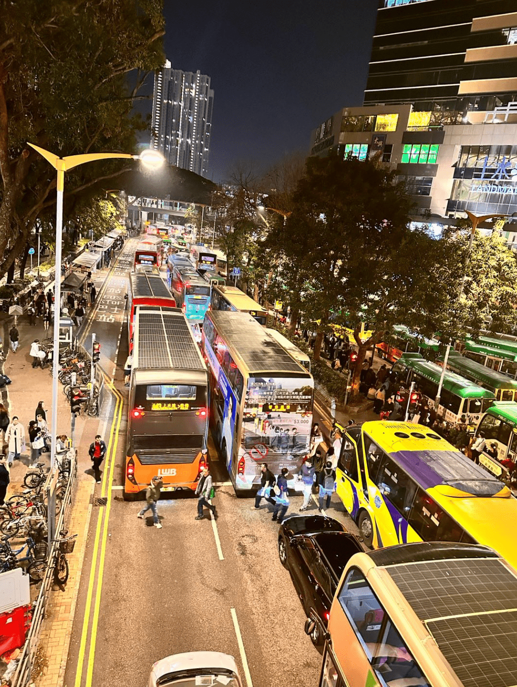 受路面擠塞影響，小巴站及巴士站均出現候車人龍。Threads@priscillatangny