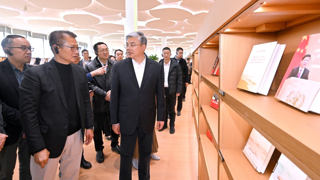 陳茂波(前排左)在北京市政府黨組成員、副市長唐文弘(前排右)陪同下,參觀北京城市圖書館。 陳茂波(前排左)在北京市政府黨組成員、副市長唐文弘(前排右)陪同下,參觀北京城市圖書館。