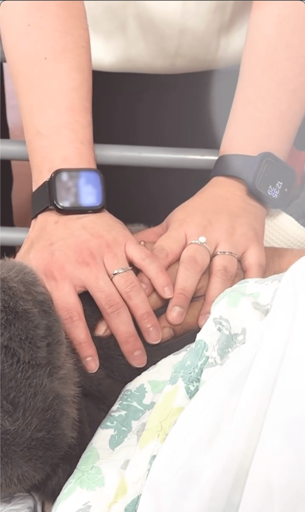 瑪麗醫院病房變婚禮現場 病重母親見證愛女出嫁 醫護化身婚禮統籌。Facebook 瑪麗通訊 瑪麗醫院病房變婚禮現場 病重母親見證愛女出嫁 醫護化身婚禮統籌。Facebook 瑪麗通訊