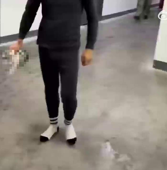 冷血教官手單手拿起貓。 冷血教官手單手拿起貓。