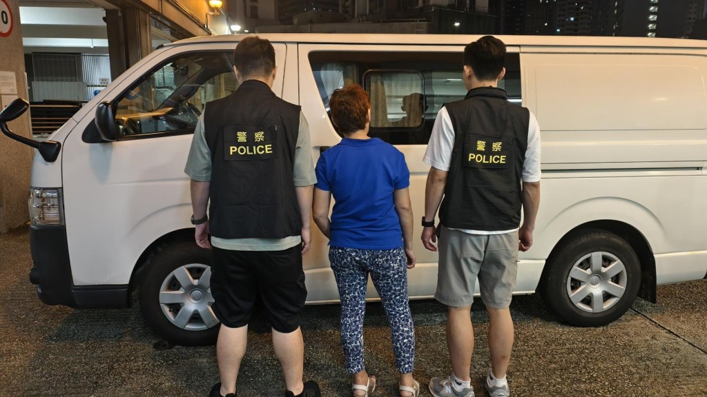 警葵涌打擊毒品拘60歲女,檢逾7萬元毒品。警方圖片