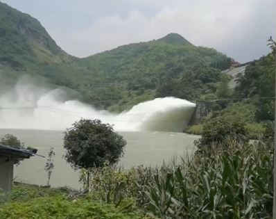 当局加紧抢修平江县九峰水库大坝及泄洪，阻止渗漏恶化。