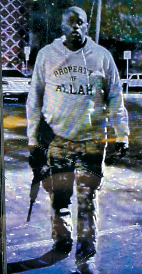 槍手迪亞涅身穿寫着「阿拉財產」字樣的上衣。