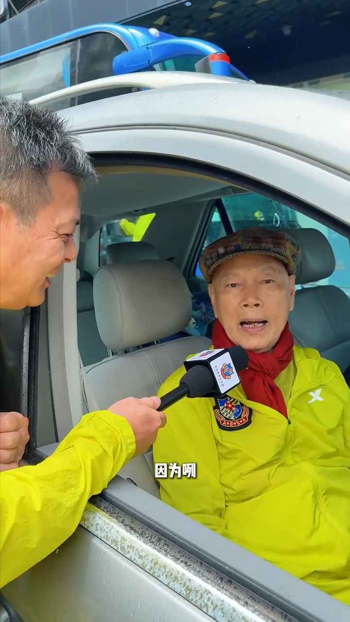 羅家英向黃日華解釋,自己開車是因為喜歡自由自在的方便。 羅家英向黃日華解釋,自己開車是因為喜歡自由自在的方便。