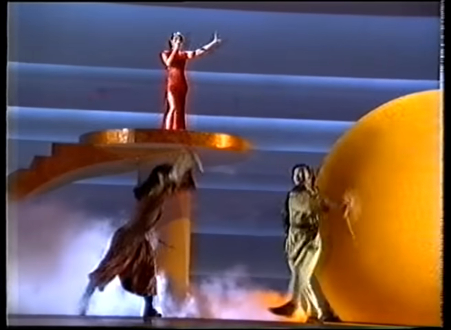 李玟身穿红色旗袍踏上奥斯卡舞台演唱，更成为首位踏上奥斯卡舞台表演的华人歌手。