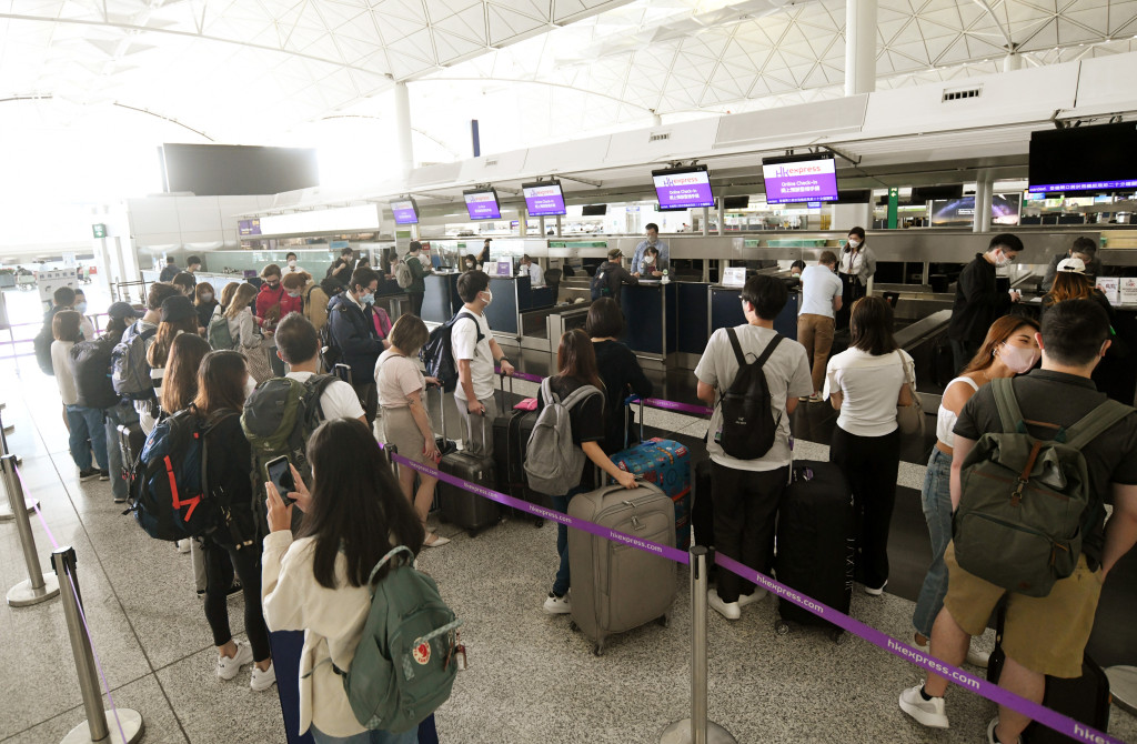机管局表示随着旅游限制放宽，所有类别旅客的人数均较去年同月大幅上升，当中以香港居民增长尤为显著。资料图片