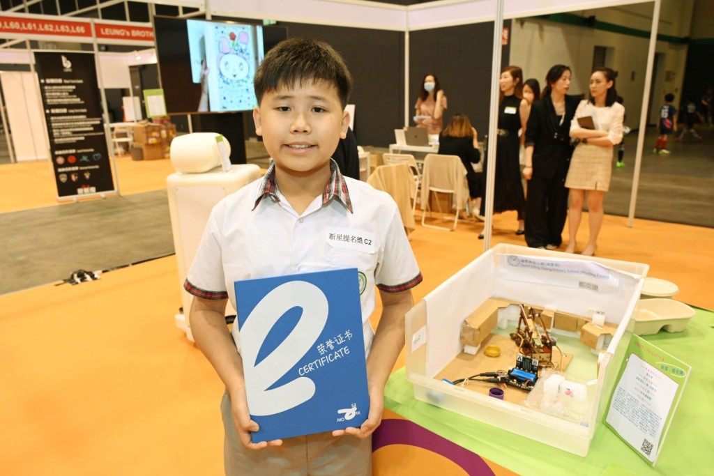 道教青松小学（湖景邨）郑奕康和他设计的AI人工智能机械臂。