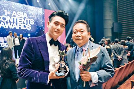 黃宗澤（左）賀李惠民導演獲得「終生成就獎」。