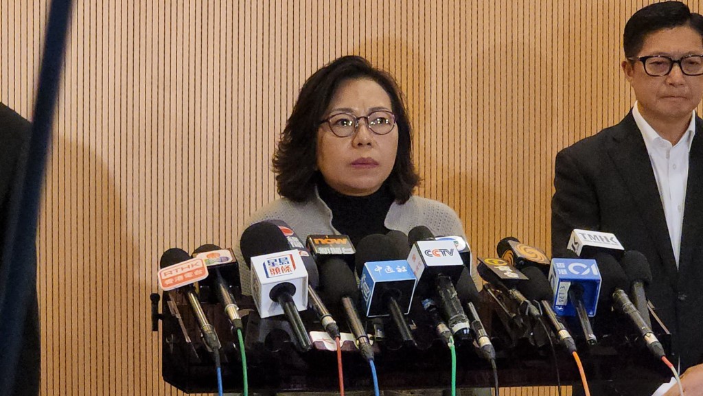 民政及青年事務局局長麥美娟稱,民政事務署已開8個庇護中心,動員全港18區關愛隊為有需要市民提供支援。團隊會協助受影響居民暫時住宿安排。黎志偉攝 民政及青年事務局局長麥美娟稱,民政事務署已開8個庇護中心,動員全港18區關愛隊為有需要市民提供支援。團隊會協助受影響居民暫時住宿安排。黎志偉攝