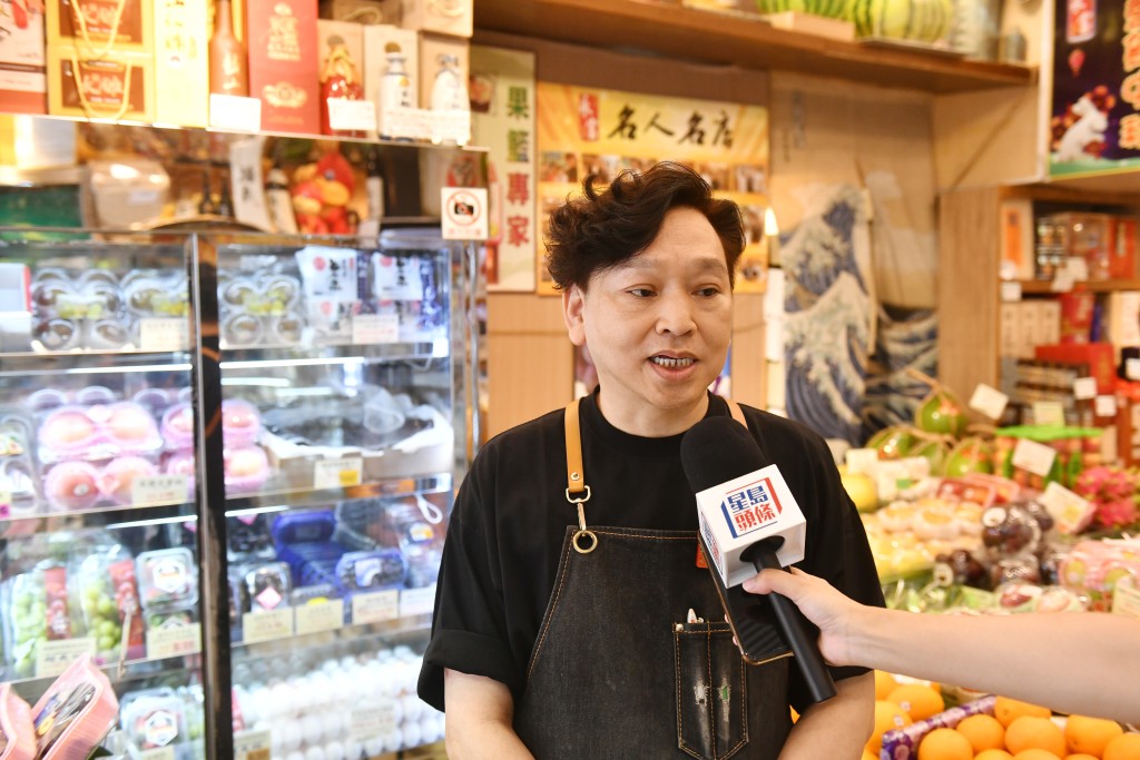 永富食品公司老板陈锦辉表示，现时店铺售卖的水果有3至4成来自日本。陈极彰摄