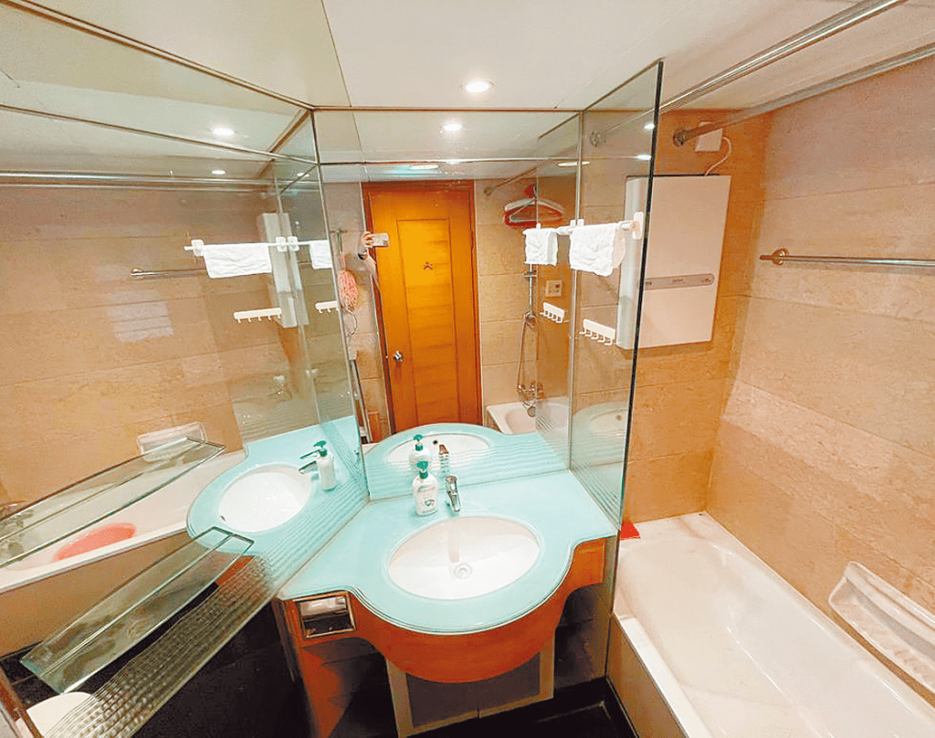 浴室保养簇新，以玻璃隔板分隔空间，令一室更为透亮。