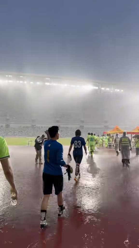 虽然比赛当晚落大雨，不过未有影响出战心情。