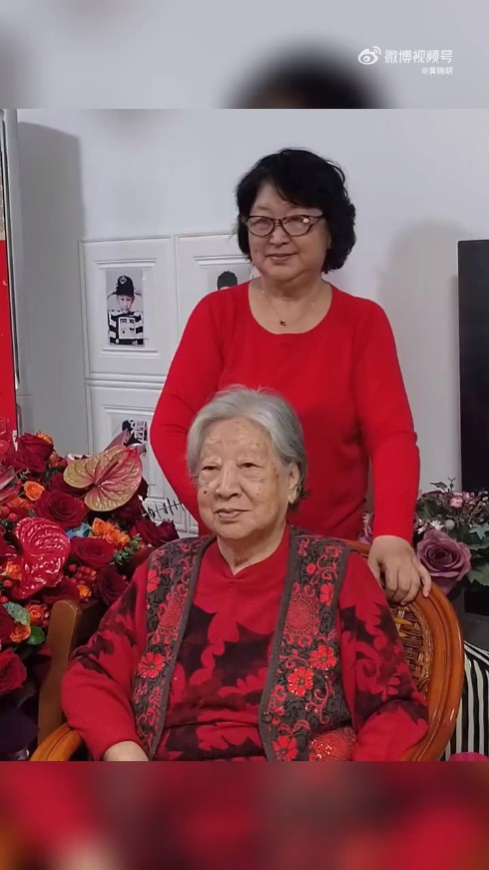 黄晓明去年上载的影片中，一张黄妈妈与奶奶的合照令疑似是「小海绵」的真面貌曝光！