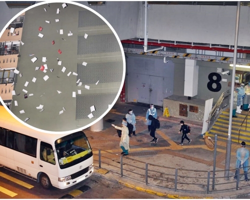 居民等候撤離期間,有住戶在高喊「手足加油」的同時,還在高處撒下一批傳單(小圖)。