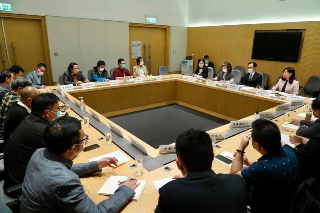 聶德權今午與「四大四小」公務員團體代表會面,呼籲公務員踴躍投票。聶德權fb圖片