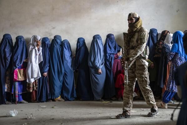 塔利班重奪阿富汗政權至今，一點一滴剝奪女性權利。 AP