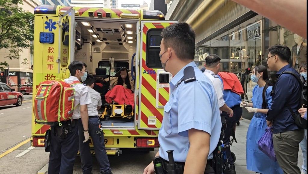 產婦與嬰兒同由救護車送院救治。 產婦與嬰兒同由救護車送院救治。