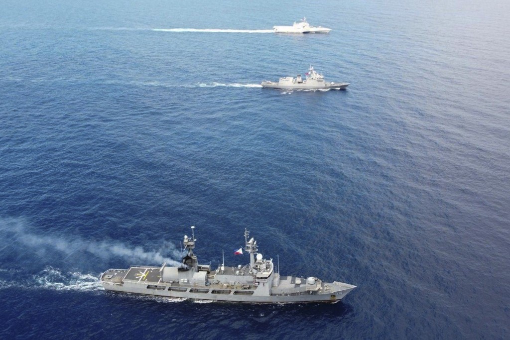 美军和菲律宾海军举行联合巡航。