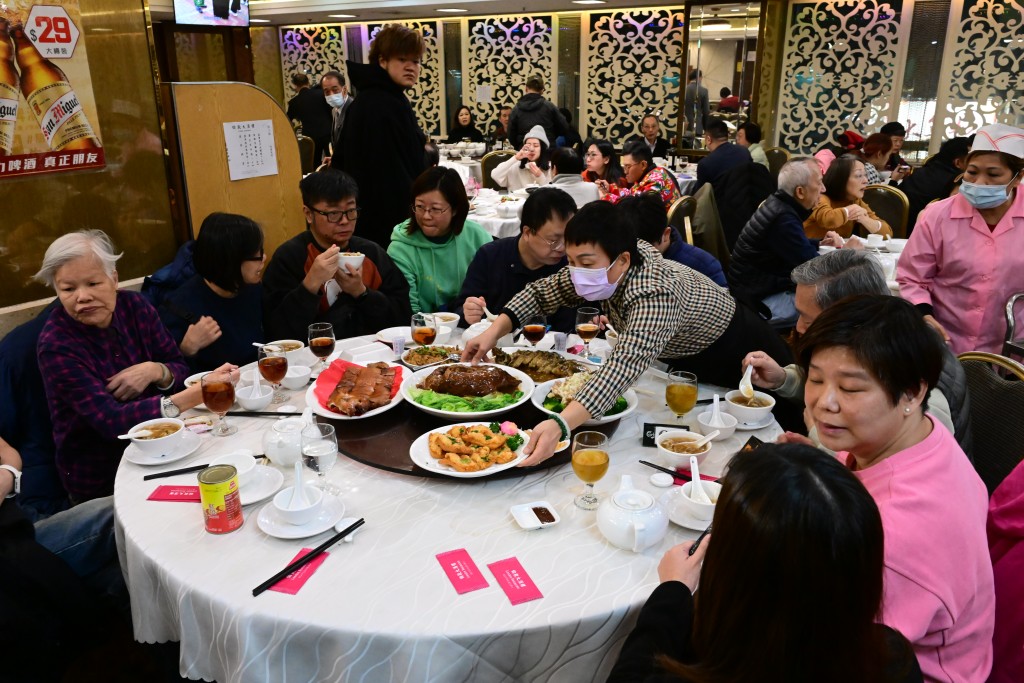 食環署近日向不少食肆持牌人發信。資料圖片 食環署近日向不少食肆持牌人發信。資料圖片
