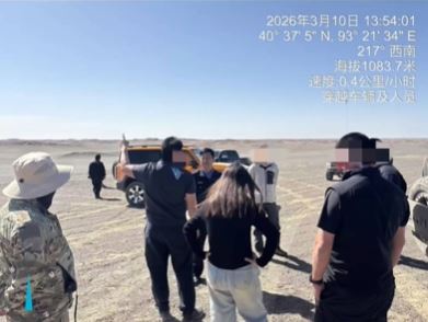 公安追截非法闖入羅布泊的車隊。《瀟湘晨報》