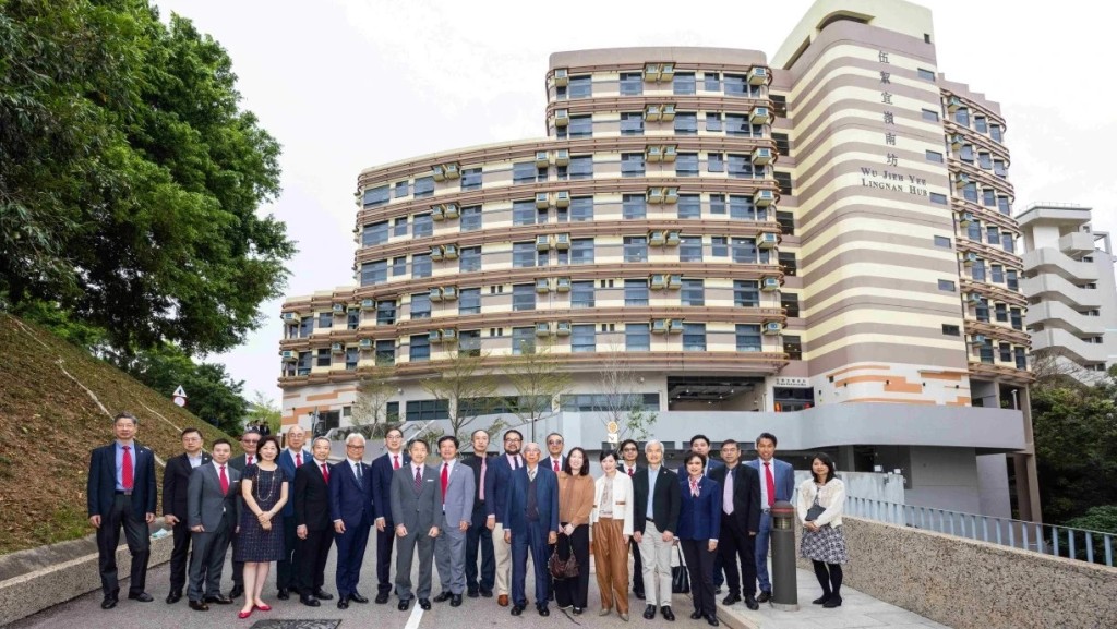 一眾嘉賓於伍絜宜嶺南坊外合照。嶺大提供