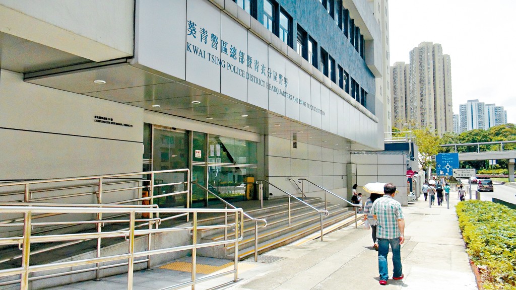 被告何卓為於2020年3月8日凌晨約12時半被警員從青衣港鐵站押解前往青衣警署，並獲發羈留人士通知書。