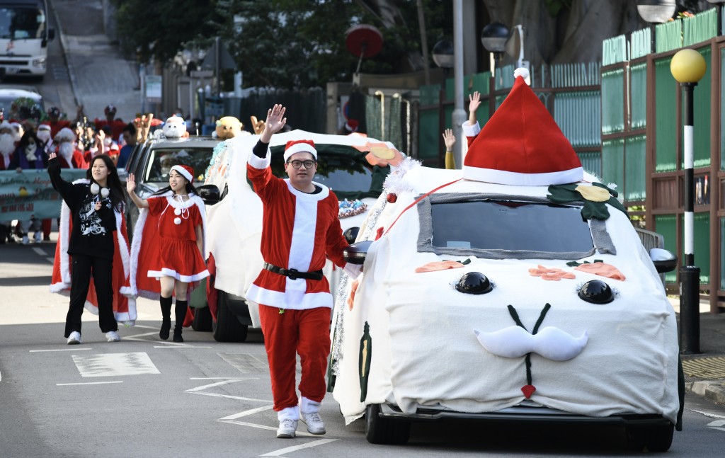 载着圣诞老人的车队驶入大口环根德公爵夫人儿童医院，跟病童庆祝圣诞节。何君健摄