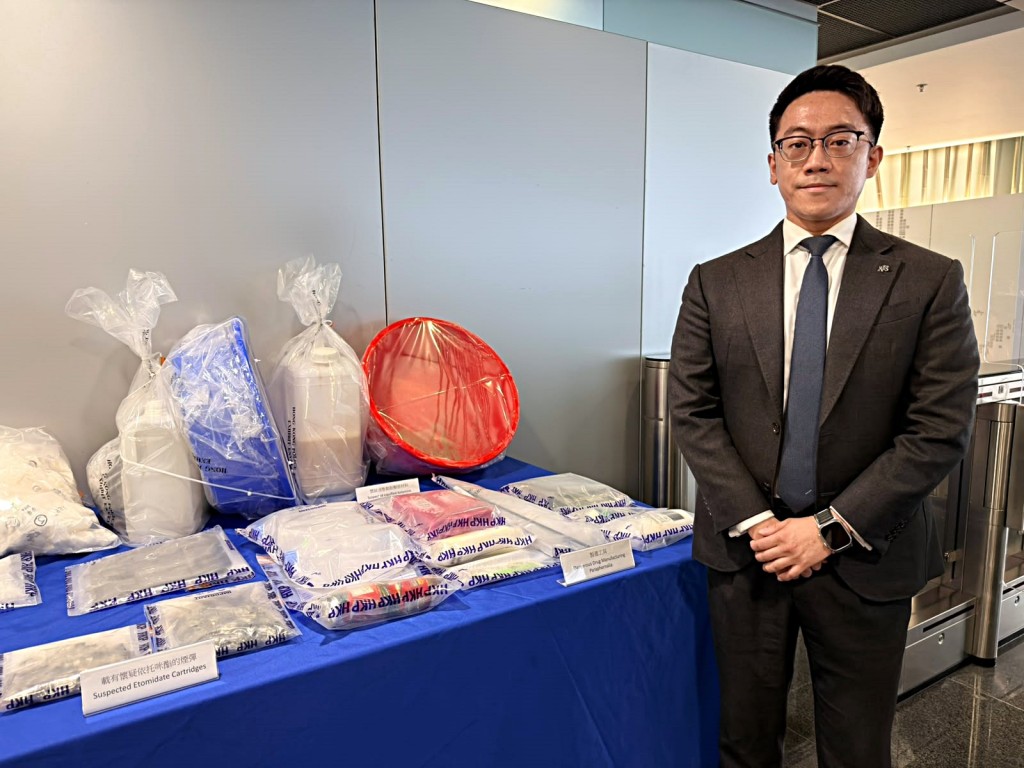 警方展示行動中檢獲的懷疑毒品。 警方展示行動中檢獲的懷疑毒品。