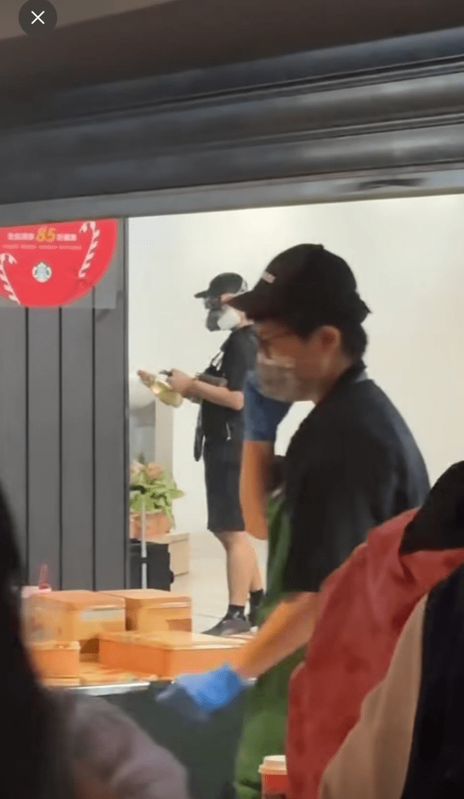 從網上流傳的片段顯示，疑犯張文一度在捷運站內的一間星巴克店外徘徊，當他投擲煙霧彈後，星巴克的鐵捲門隨即逐步下降，成功將疑犯阻隔在店門外。Threads@percyjackson490 2h