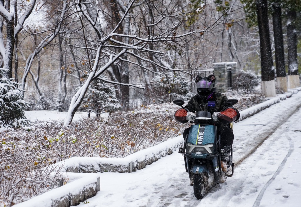 內蒙古東部、黑龍江中東部、吉林長白山區等地的部分地區有大到暴雪。 新華社