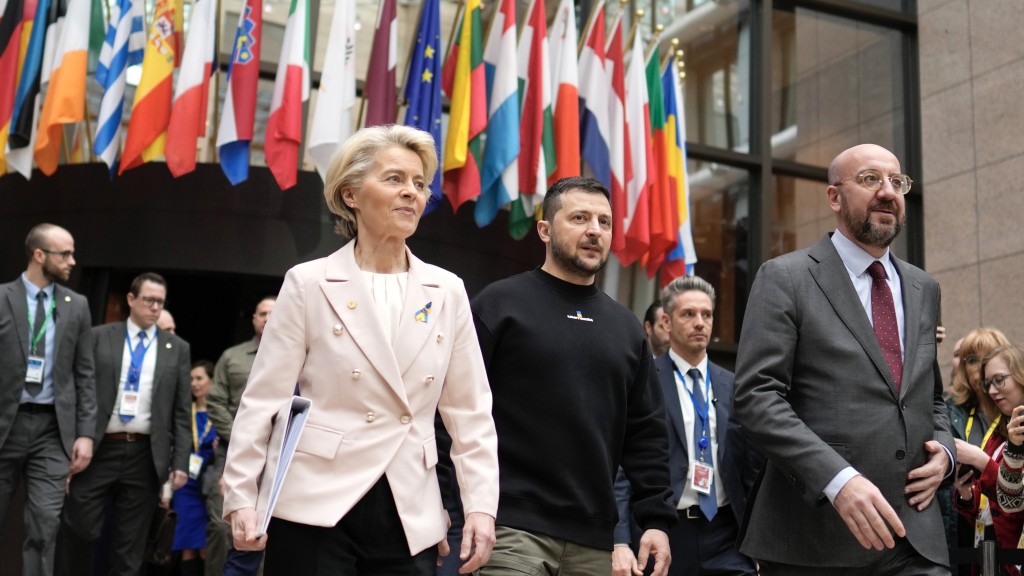 欧盟委员会主席冯德莱恩（中左）、乌克兰总统泽连斯基（中右）与欧洲理事会主席米歇尔（右一）。 美联社