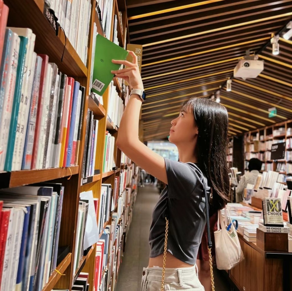广州人气好去处2024｜3. 方所书店 书中自有顔如玉，爱看书的美女特别有气质。（图片来源：小红书）