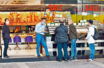 ■金鋪店員主動向門外行人推銷產品。