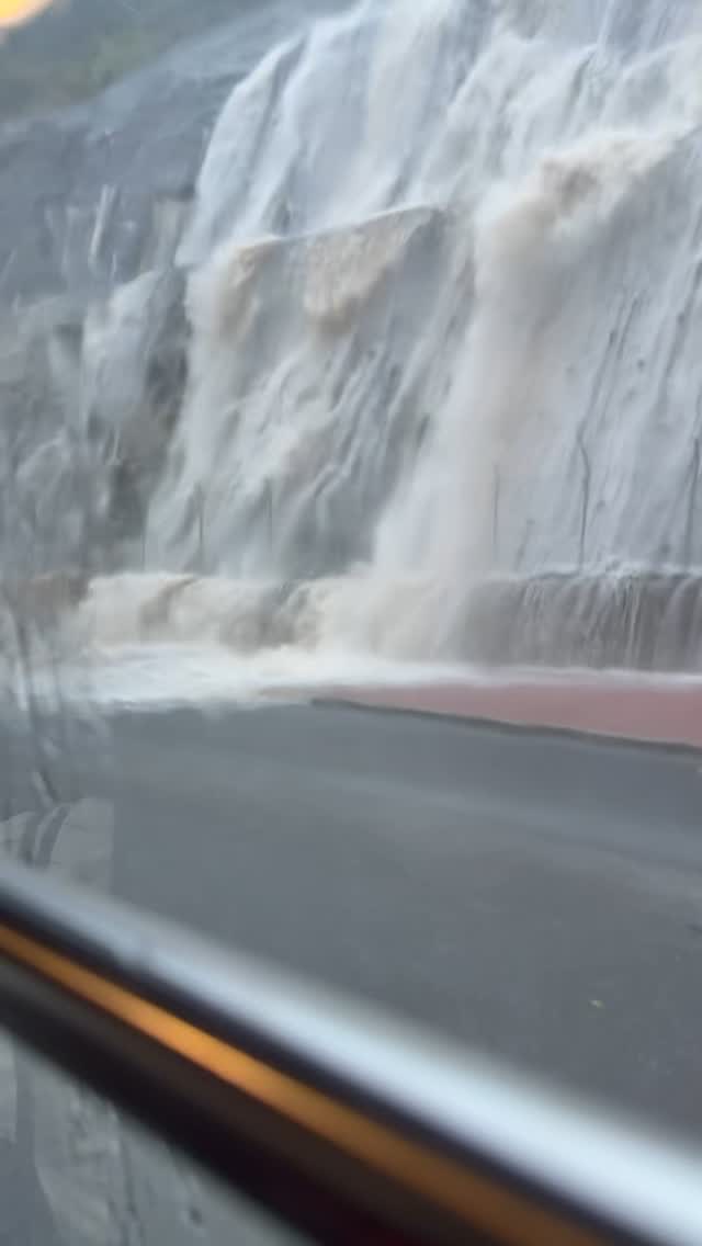 路旁斜坡湧下大量雨水 路旁斜坡湧下大量雨水