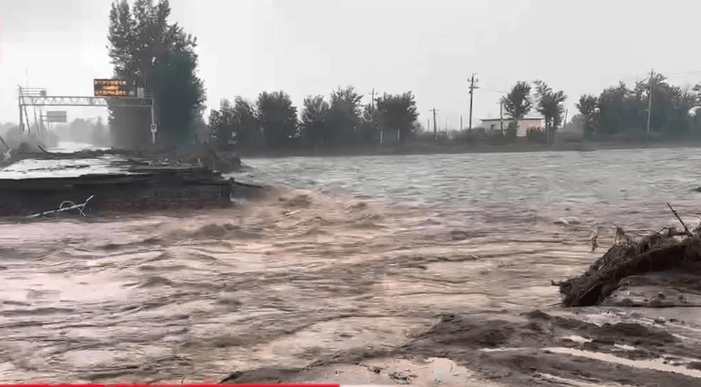 密雲不老屯鎮,琉辛路一橋樑被大水沖斷,道路中斷。 新京報 密雲不老屯鎮,琉辛路一橋樑被大水沖斷,道路中斷。 新京報