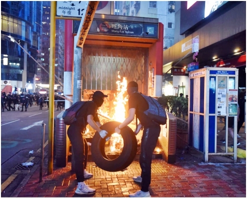 警方指示威者繼續在全港多區大肆破壞,縱火堵路。