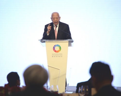 董建华指人工岛计划刻不容缓切实可行。