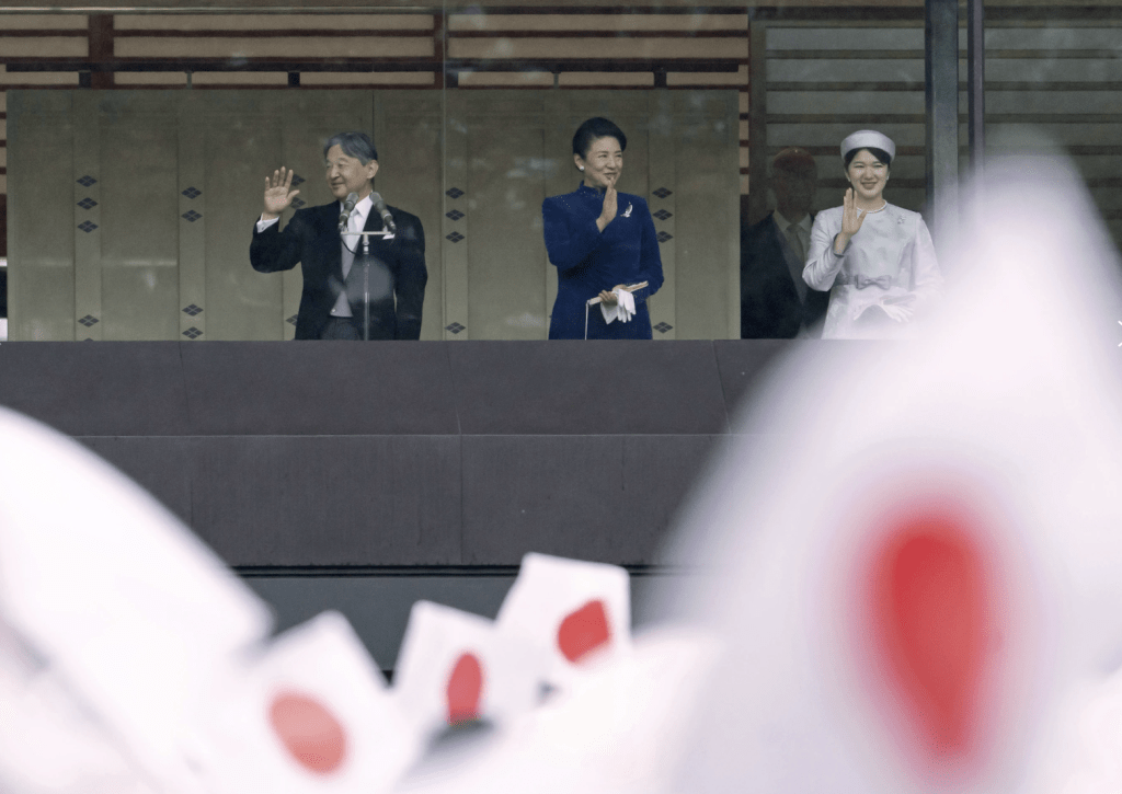 日皇德仁與皇后雅子昨日在赤坂御苑舉辦春天園遊會，長女愛子（右）首度參加頓成焦點。美聯社資料圖片