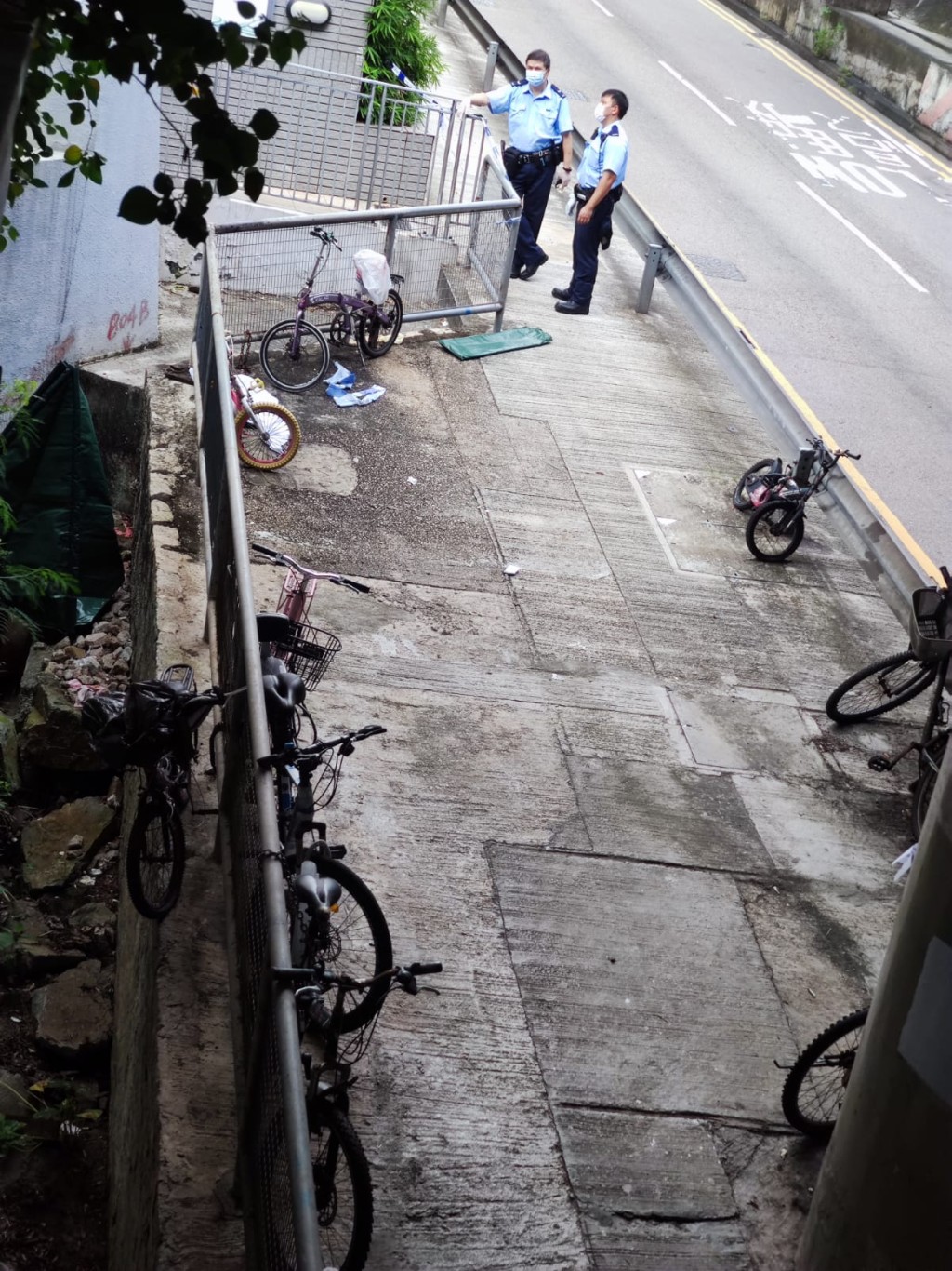 男子倒臥在天橋底。梁國峰攝