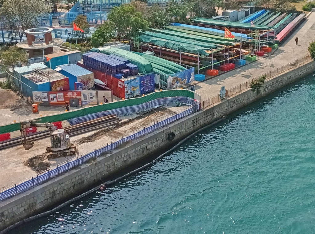 鸭脷洲东北角正加设登岸设施，便利公众人士上落船只。宁汉豪网志图片