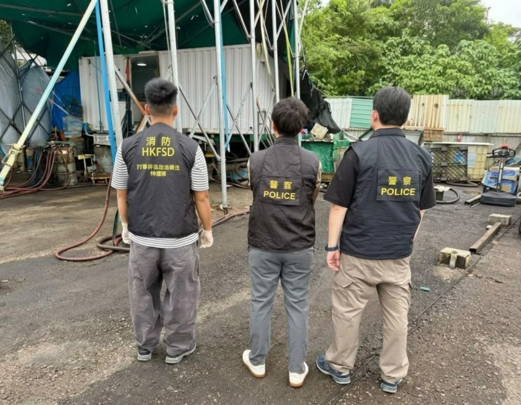 大埔警區反三合會行動組聯同消防處打擊非法燃油轉注特遣隊行動。 大埔警區反三合會行動組聯同消防處打擊非法燃油轉注特遣隊行動。