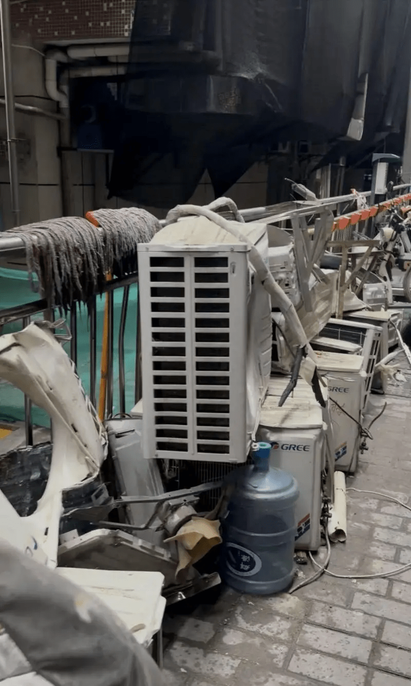 現場堆放著十多部被砸毀的冷氣機外置主機。 南方都市報