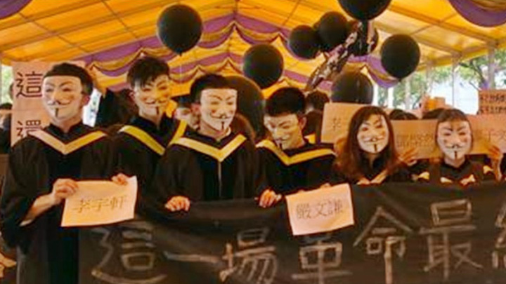 2020年11月，中大校園內有近百人遊行。網圖