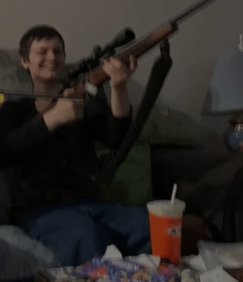 《New York Post》報道首次曝光疑兇舊照，其中包括其14歲生日時手持步槍的照片。