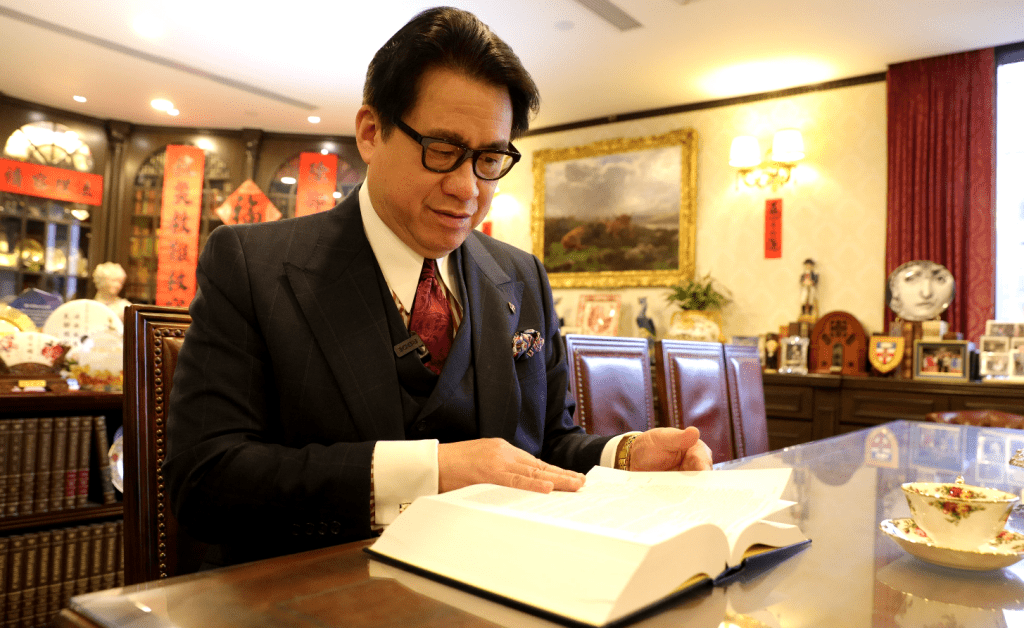 陸偉雄大律師認為，單憑社交媒體的照片，難以證明事主經濟情況，但呼籲事主回應事件釋除網民憂慮。