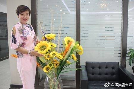 劉玉婷多了一份貴氣。