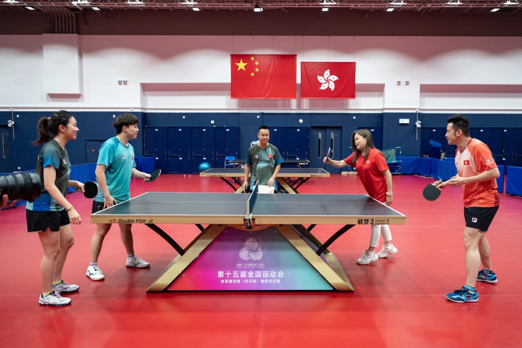 羅淑佩在港隊乒乓球李靜教練指導下與運動員切磋。香港體育學院 Facebook 圖片 羅淑佩在港隊乒乓球李靜教練指導下與運動員切磋。香港體育學院 Facebook 圖片